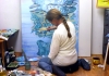 Susanne Scholz beim Malen im eigenen Atelier in Lauchheim