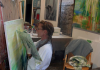 Susanne Scholz beim Malen in der Kunstakademie Bad Reichenhall